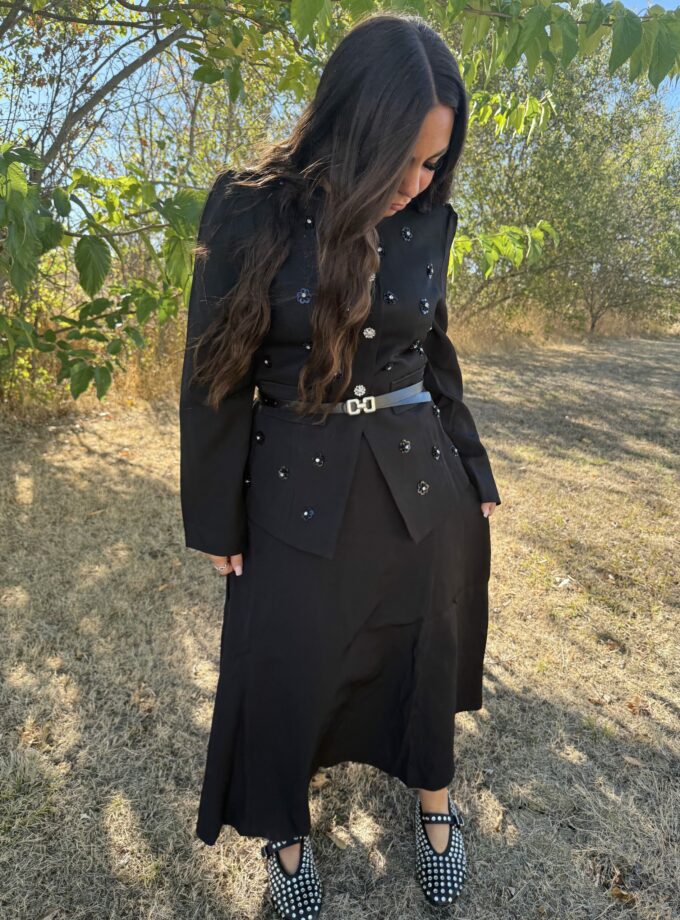 ensemble noir ceinturé zenoya-paris, veste ornée de perles et jupe longue à paris