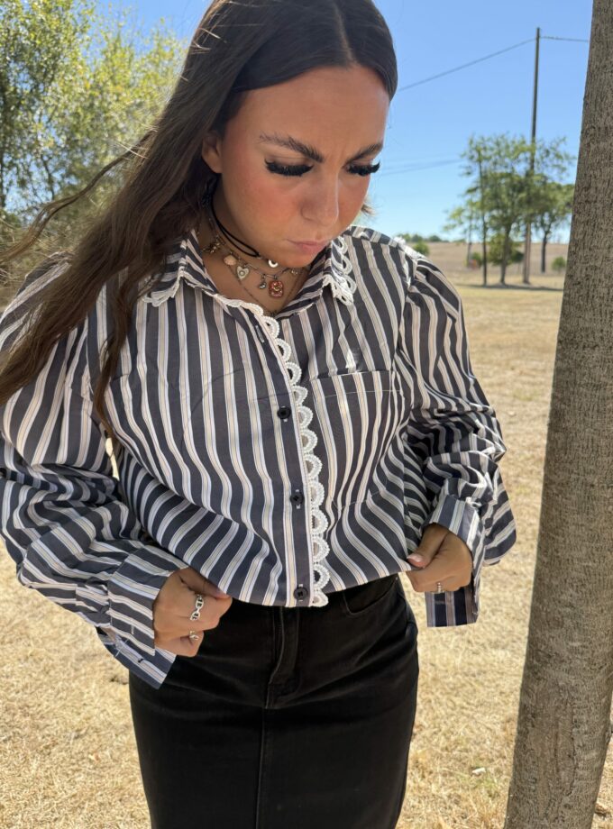 chemise rayée à dentelle zenoya-paris avec jupe noire dans un parc à paris