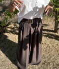 tenue complète zenoya-paris, chemisier blanc sans manches et pantalon large marron à paris