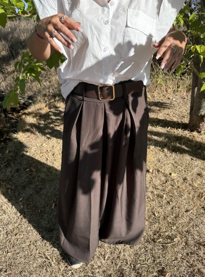 tenue complète zenoya-paris, chemisier blanc sans manches et pantalon large marron à paris