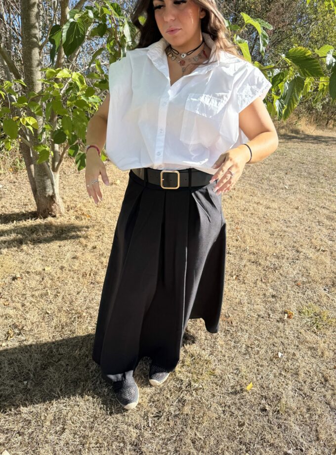 tenue complète zenoya-paris, chemisier blanc sans manches et pantalon large plissé noir à paris