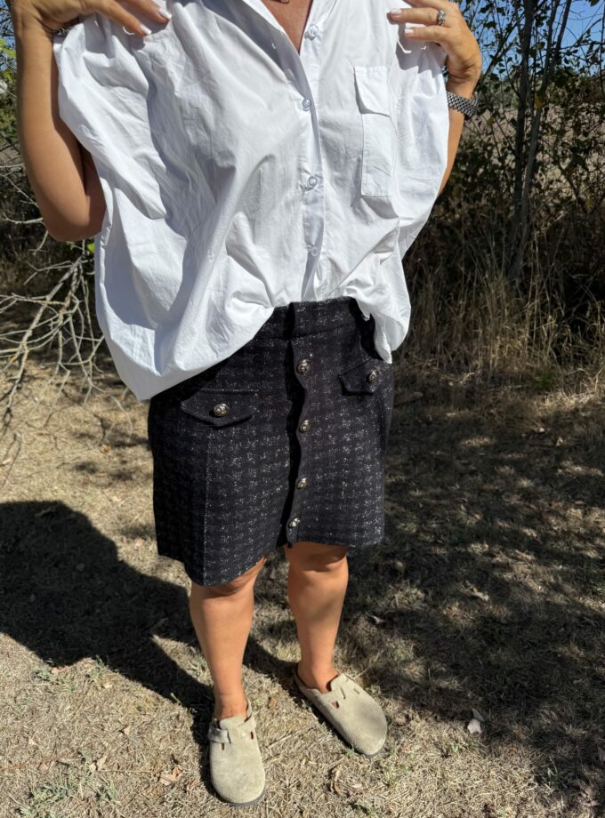 tenue casual zenoya-paris avec chemise blanche ample et mini-jupe tweed noire à paris
