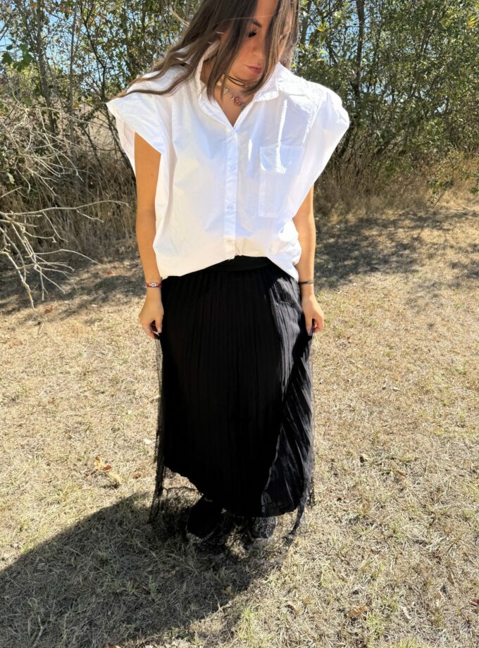 chemise blanche sans manches et jupe plissée noire zenoya-paris à paris