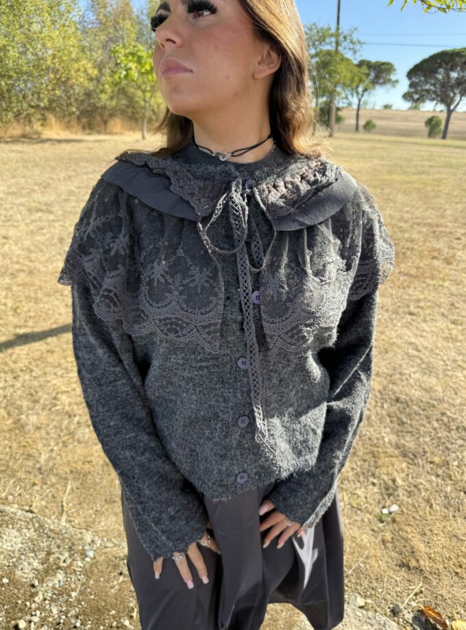 gilet gris anthracite tricoté zenoya-paris avec col dentelle attaché par un ruban à paris