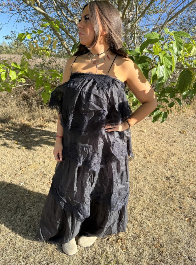 robe longue noire à volants superposés zenoya-paris dans un parc à paris