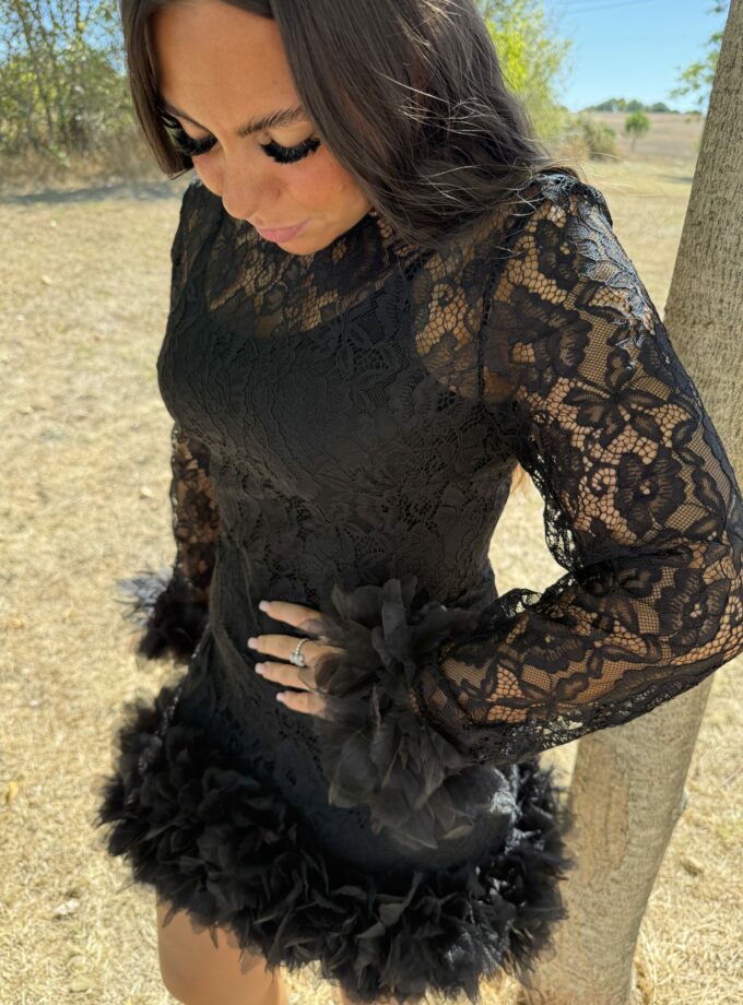 robe noire en dentelle zenoya-paris avec manches longues et volants tulle à paris