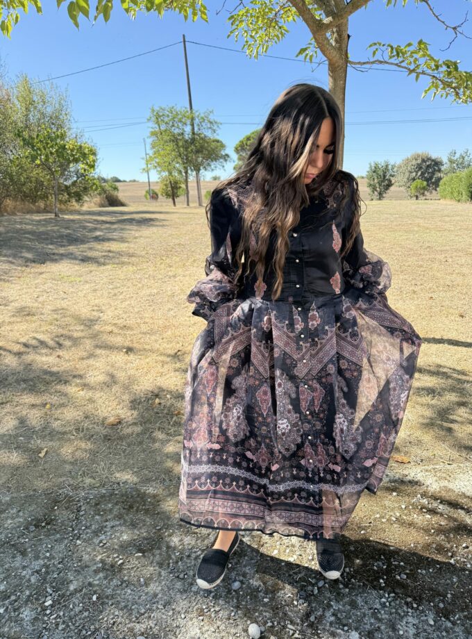 robe longue noire zenoya-paris avec motifs rose et boutons dorés à paris