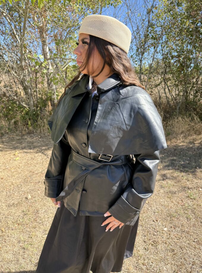 trench en cuir noir zenoya-paris avec capelet et ceinture bouclée à paris