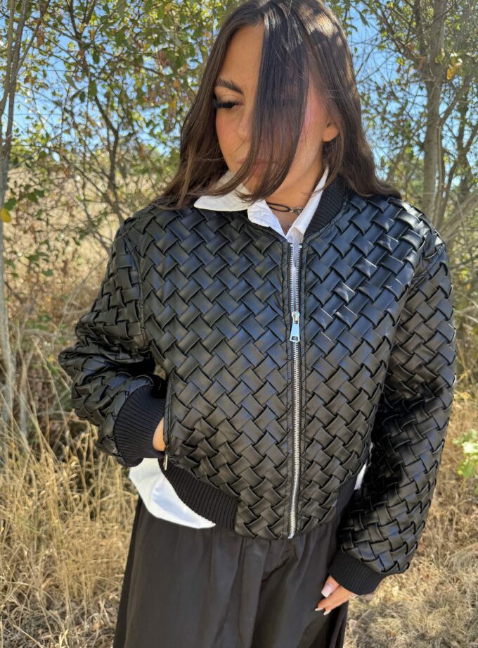 veste bomber noire tissée zenoya-paris portée sur chemise blanche à paris
